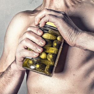 Egy befőttes üveg kinyitása erővel
