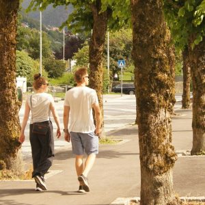 sétáló pár a fák árnyékában