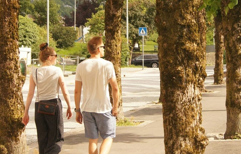 sétáló pár a fák árnyékában